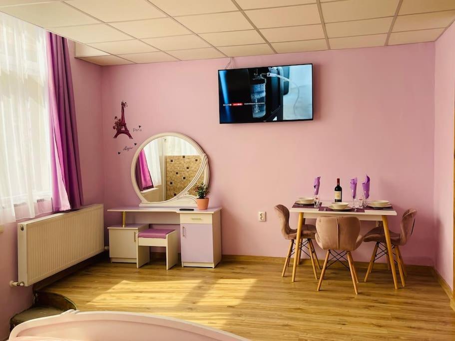 Lavender Luxury Apartment Oradea Eksteriør billede