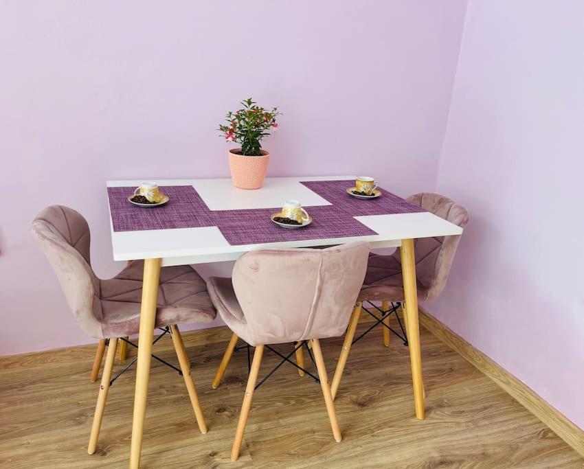 Lavender Luxury Apartment Oradea Eksteriør billede